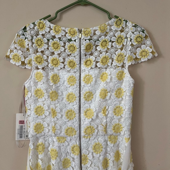 White and Yellow Flower Lace Dress Size 2 - Picture 5 of 10